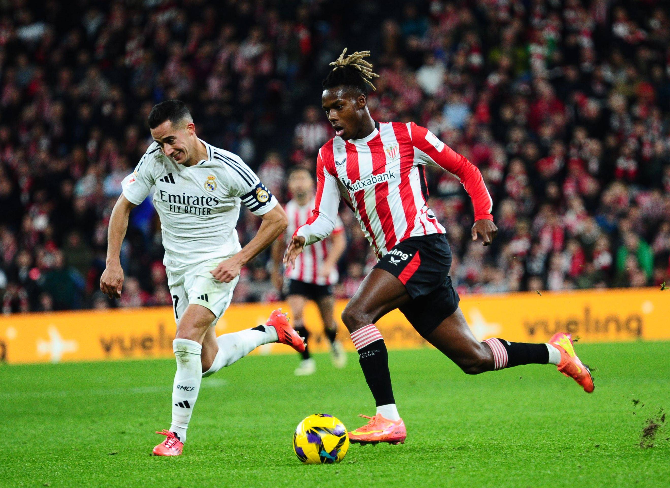 这不是莫兰特嘛！长发美女拿起手机偷偷合个影